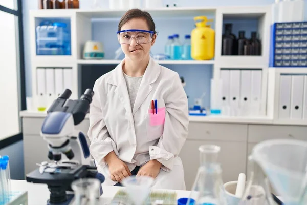 Chica Hispana Con Síndrome Trabajando Laboratorio Científico Guiño Mirando Cámara — Foto de Stock