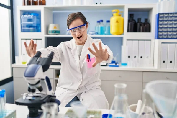 在科学家实验室工作的西班牙裔女孩患有抑郁症 她用手掌 愤怒和沮丧的表情做着停下来的手势 — 图库照片