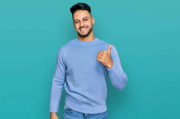 Jovem Árabe Homem Vestindo Roupas Casuais Sorrindo Feliz Positivo Polegar — Fotografia de Stock