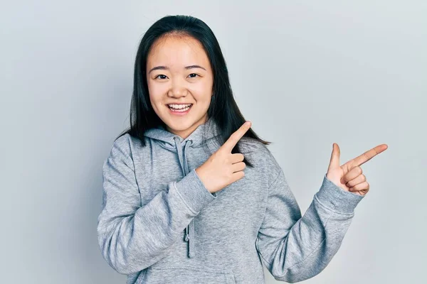 Mladý Číňan Dívka Sobě Ležérní Oblečení Úsměvem Při Pohledu Kameru — Stock fotografie