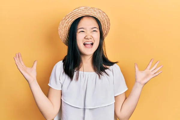 Jong Chinees Meisje Draagt Zomerhoed Gek Gek Schreeuwen Schreeuwen Met — Stockfoto