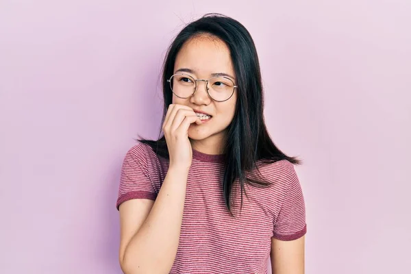 Menina Chinesa Jovem Vestindo Roupas Casuais Óculos Olhando Estressado Nervoso — Fotografia de Stock