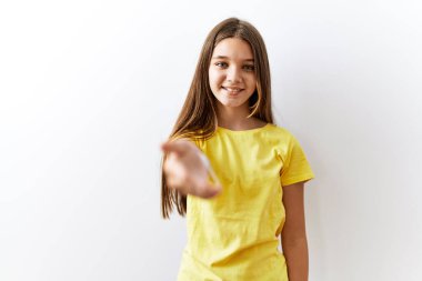 Genç esmer ergen, izole edilmiş arka planda bir arada durup dostça bir şekilde el sıkışarak selamlaşma ve hoş geldin diyor. başarılı iş. 