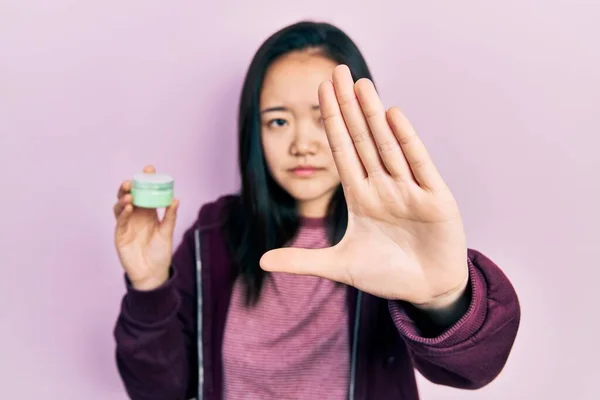 Fiatal Kínai Lány Gazdaság Kozmetikai Hidratáló Arckrém Nyitott Kézzel Csinál — Stock Fotó