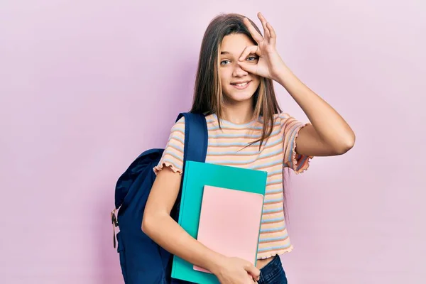 Молода Брюнетка Дівчина Тримає Студентський Рюкзак Книги Усміхнені Щасливі Роблять — стокове фото