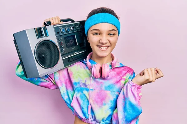 Chica Morena Joven Usando Ropa Entrenamiento Sosteniendo Boombox Gritando Orgulloso —  Fotos de Stock
