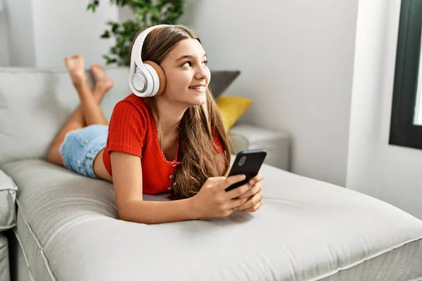 Schattig Meisje Luisteren Naar Muziek Liggend Bank Thuis — Stockfoto