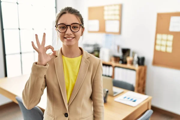 사무실에서 스타일의 소녀는 긍정적으로 웃으면서 손가락으로 괜찮은 사인을 성공적 — 스톡 사진