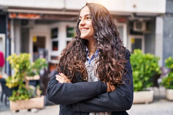 Giovane Donna Ispanica Sorridente Fiducioso Piedi Con Braccia Incrociate Gesto — Foto Stock