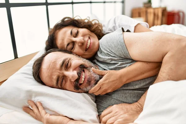 Hispanisches Paar Mittleren Alters Lächelt Glücklich Und Umarmt Hause Auf — Stockfoto