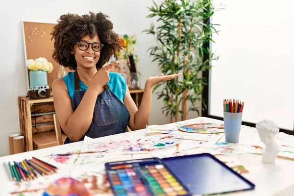 Beautiful African American Woman Afro Hair Painting Art Studio Amazed — Photo