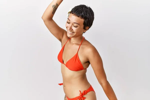 Ung Latinamerikansk Kvinna Med Kort Hår Bikini Dansande Glad Och — Stockfoto