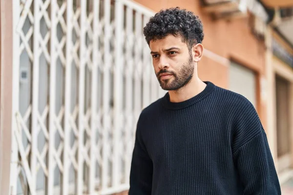 Jovem Árabe Homem Com Expressão Relaxada Rua — Fotografia de Stock