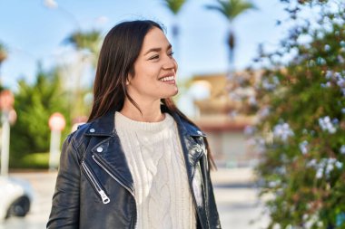 Parkta kendine güvenen genç bir kadın.