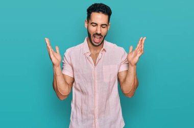 İspanyol sakallı, sıradan tişörtlü, çılgın ve başarıyı kutlayan kolları havada ve gözleri kapalı heyecanlı çığlıklar atan bir adam. Kazanan konsept 