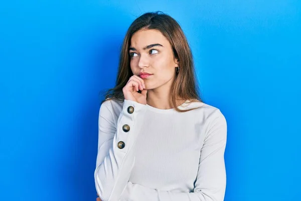 Ung Kaukasiska Flicka Bär Casual Kläder Tänkande Koncentrerad Tvivel Med — Stockfoto