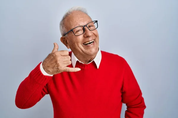 Senior Man Med Grått Hår Står Över Isolerad Bakgrund Leende — Stockfoto