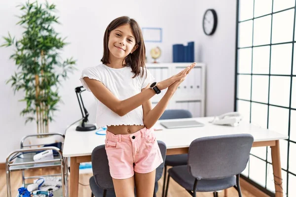 Jong Hispanic Meisje Staan Kinderarts Kliniek Klappen Applaudisseren Gelukkig Vrolijk — Stockfoto