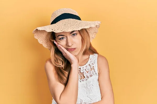 Mujer Caucásica Joven Con Sombrero Verano Pensando Que Cansado Aburrido — Foto de Stock