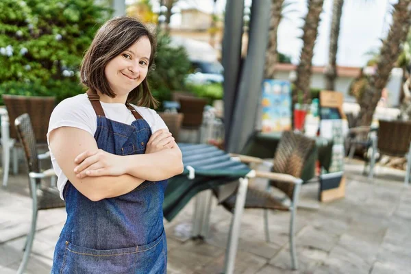 Junge Frau Mit Syndrom Lächelt Selbstbewusst Mit Schürze Auf Café — Stockfoto