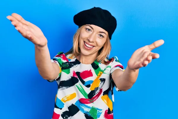 Jeune Femme Caucasienne Look Français Avec Béret Regardant Caméra Souriant — Photo