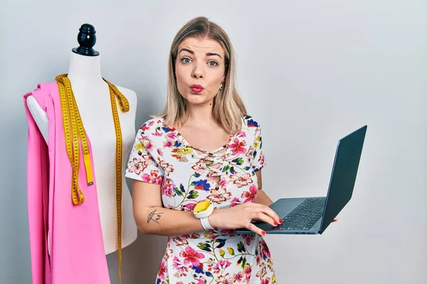 Mooie Blanke Vrouw Kleermaker Ontwerper Met Laptop Puffen Wangen Met — Stockfoto