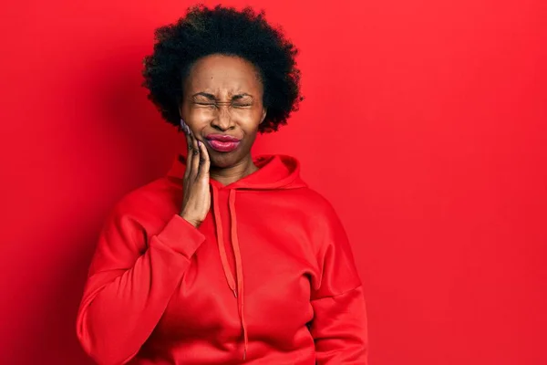 Jonge Afro Amerikaanse Vrouw Draagt Casual Sweatshirt Aanraken Mond Met — Stockfoto