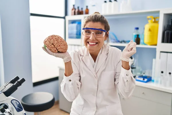 Giovane Donna Che Lavora Laboratorio Scienziato Tenendo Cervello Urlando Orgoglioso — Foto Stock