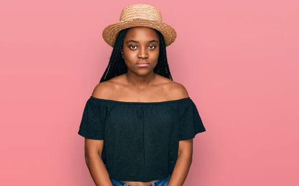 Jeune Femme Afro Américaine Portant Chapeau Été Avec Une Expression — Photo