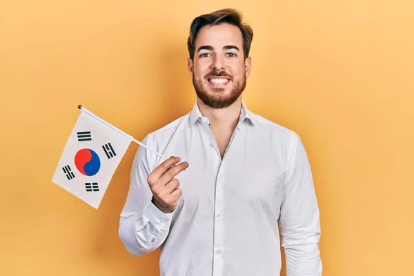 Hezký Běloch Plnovousem Držícím Jižní Korejskou Vlajku Který Vypadá Pozitivně — Stock fotografie