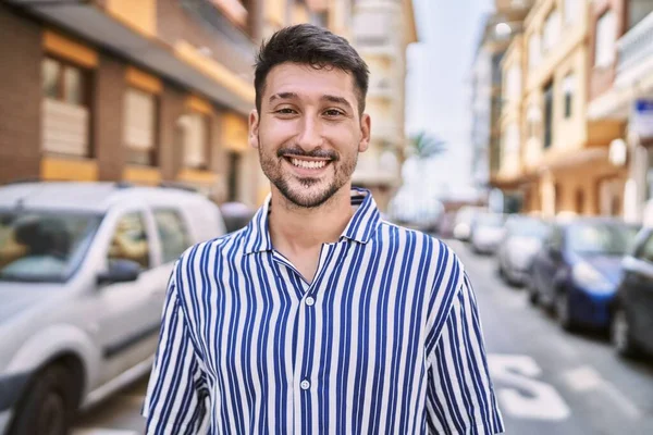Junger Gutaussehender Mann Lächelt Selbstbewusst Auf Der Straße — Stockfoto