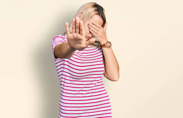 Mladá Běloška Oblečená Neformálního Oblečení Zakrývajícího Oči Rukama Zastavující Gesto — Stock fotografie