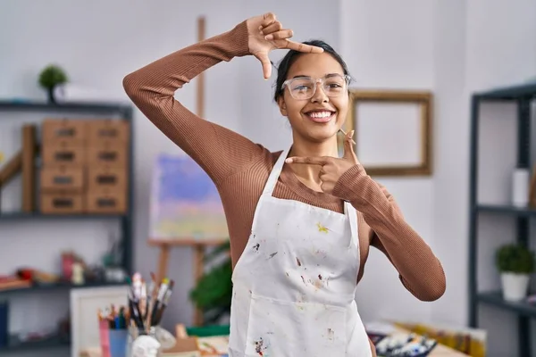 Jong Afrikaans Amerikaans Vrouw Artiest Glimlachen Zelfverzekerd Doen Foto Gebaar — Stockfoto
