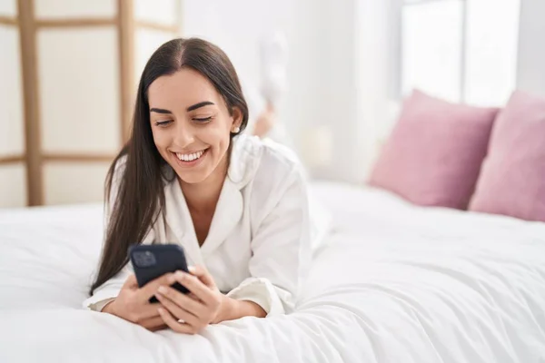 Young Hispanic Woman Using Smartphone Lying Bed Bedroom — 图库照片