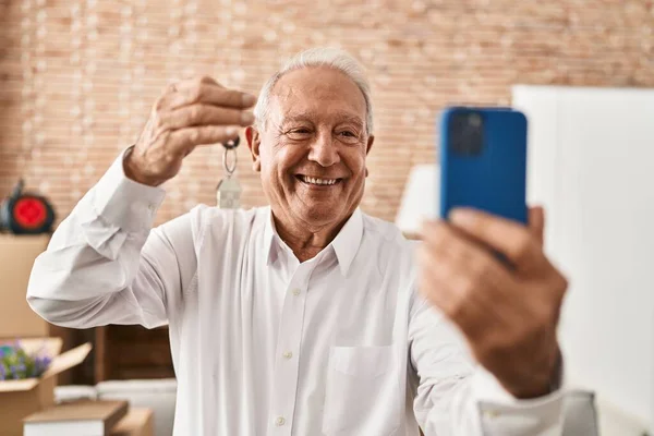 Uomo Anziano Selfie Dallo Smartphone Che Tiene Chiave Nuova Casa — Foto Stock
