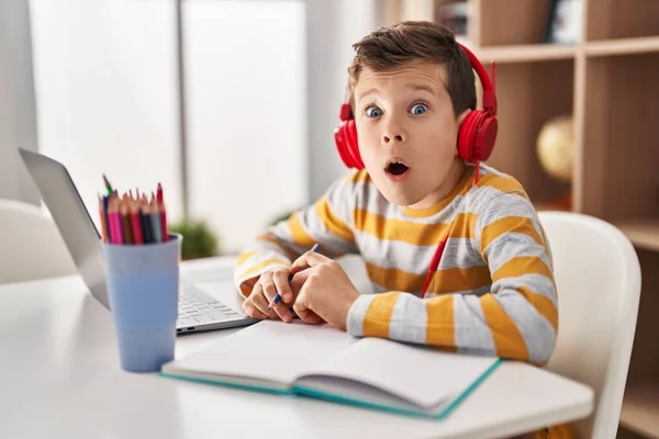 Genç Beyaz Çocuk Evde Ödevini Yapıyor Korkmuş Ağzı Açık Kalmış — Stok fotoğraf
