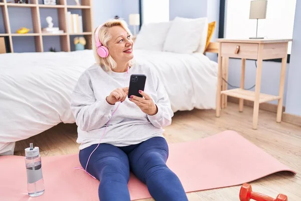 Middle Age Blonde Woman Smiling Confident Listening Music Bedroom — Fotografia de Stock