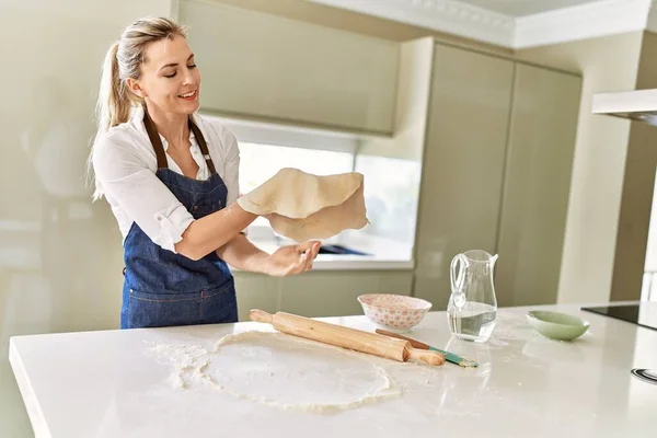 Gülümseyen Genç Sarışın Kadın Mutfakta Elleriyle Pizza Hamuru Yapıyor — Stok fotoğraf