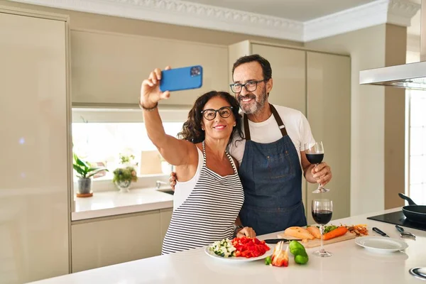Middle Age Hispanic Couple Smiling Confident Cooking Make Selfie Smartphone — Stock Fotó
