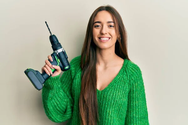 Joven Chica Hispana Sosteniendo Destornillador Mirando Positiva Feliz Pie Sonriendo — Foto de Stock