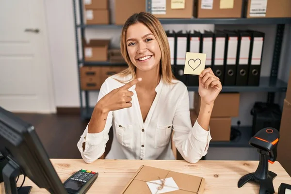 Junge Blonde Frau Die Commerce Für Kleine Unternehmen Arbeitet Hält — Stockfoto