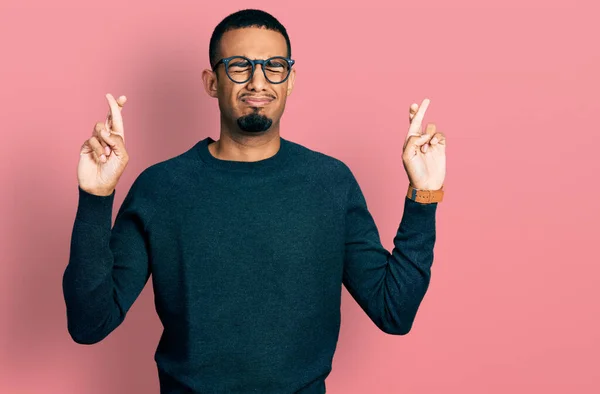 Fiatal Afro Amerikai Férfi Alkalmi Ruhát Szemüveget Visel Gesztikuláló Ujját — Stock Fotó