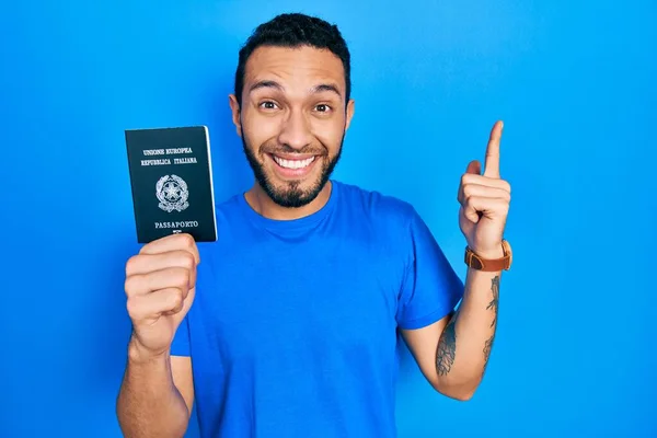 Hispánec Plnovousem Italským Pasem Usmívající Překvapeně Překvapeně Ukazující Prsty Zdviženýma — Stock fotografie