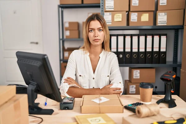 Jonge Blonde Vrouw Werkt Bij Kleine Bedrijven Commerce Ontspannen Met — Stockfoto