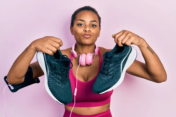 Young African American Girl Wearing Gym Clothes Using Headphones Holding — Stock Fotó