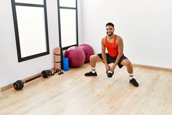 Hombre Árabe Joven Sonriendo Entrenamiento Seguro Con Kettlebell Centro Deportivo — Foto de Stock