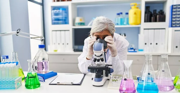 Žena Středního Věku Nosí Vědec Uniformu Pomocí Mikroskopu Laboratoři — Stock fotografie