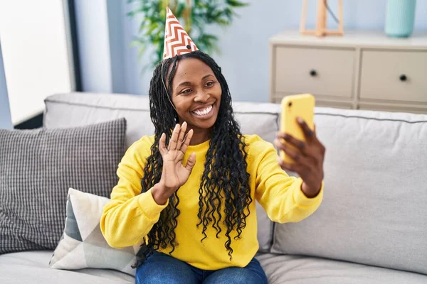 Африканская Американка Устроила Видеозвонок Честь Дня Рождения Дома — стоковое фото
