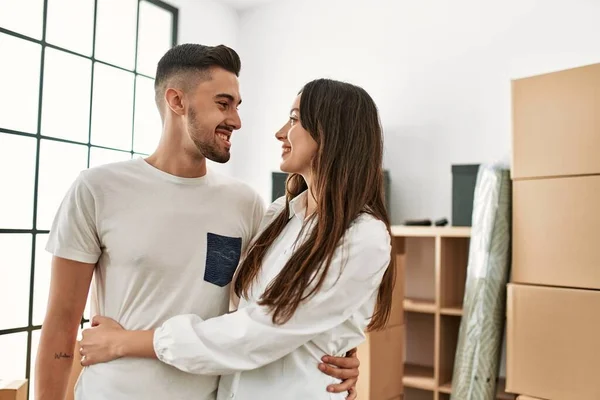 Young Hispanic Couple Smiling Happy Hugging New Home — Stock Photo, Image