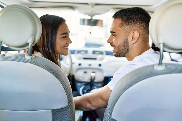 Junges Hispanisches Paar Lächelt Glücklich Autofahren Der Stadt — Stockfoto